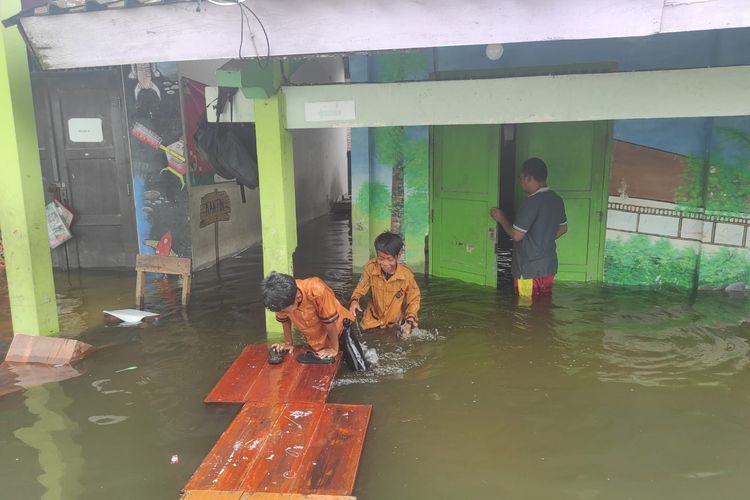 Wilayah Sayung Banjir, Siswa SD Terjang Banjir demi Belajar