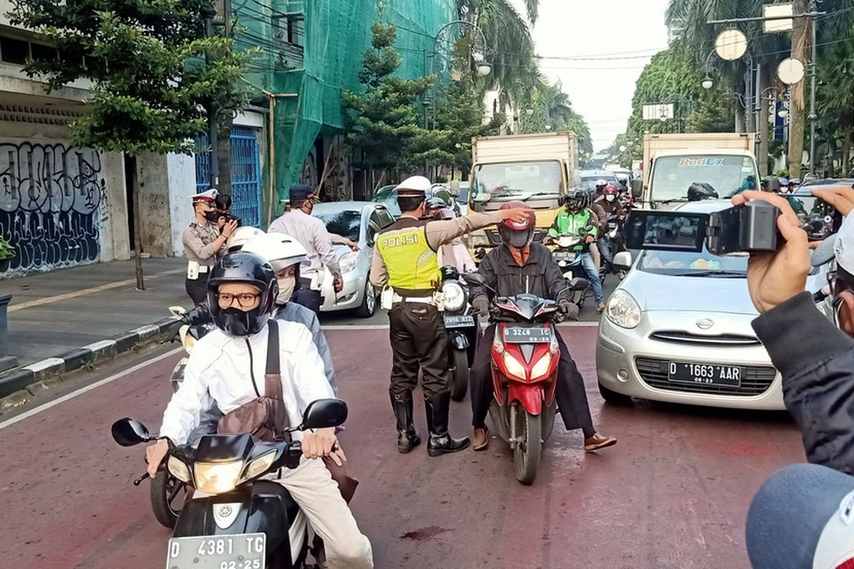 Dua ruas jalan yang kerap menjadi pusat keramaian di Kota Bandung yakni jalan Asia Afrika dan Jalan Ir H Juanda (Dago) menjadi pilot project pelaksanaan penyekatan kendaraan dengan sistem ganjil genap.