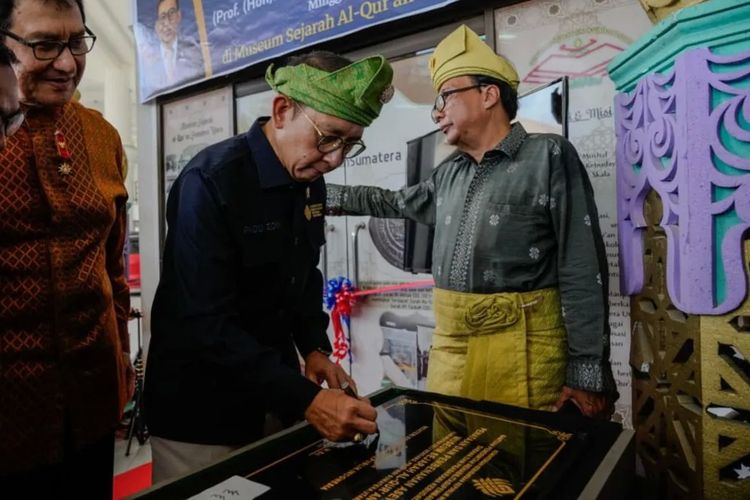 Menteri Kebudayaan Fadli Zon meresmikan Ruang Pameran Museum Sejarah Al-Qur?an saat melakukan kunjungan ke Sumatera Utara.  