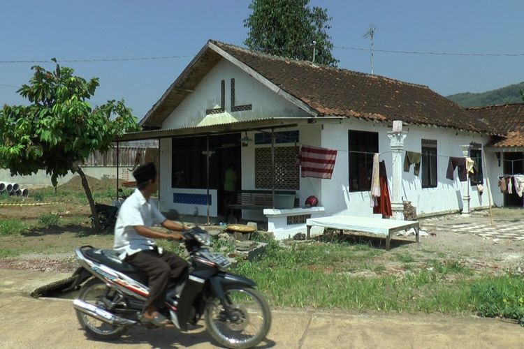 Rumah Makmun, yang masih berdiri kokoh, meski yang lainnya sudah dibongkar untuk jalan tol. 