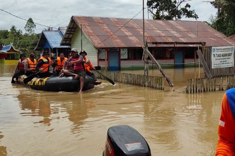 Petugas gabungan dan relawan bencana tengah melakukan pengecekan banjir di Kapuas, Kalimantan Tengah yang terus meluas.