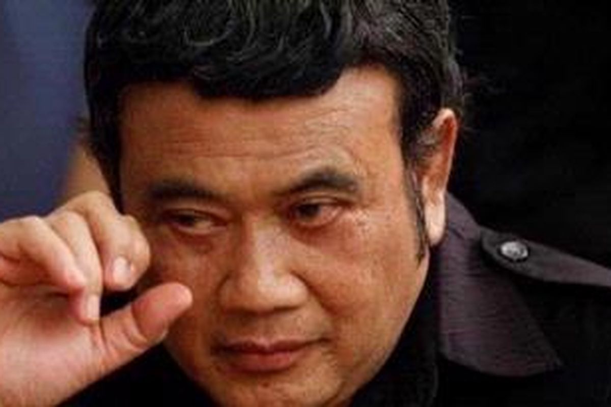 Penyanyi dangdut Rhoma Irama saat diwawancarai wartawan di Wisma Nusantara, Jalan MH Thamrin, Jakarta Pusat, Selasa (13/11/2012). Rhoma Irama menyatakan siap dicalonkan sebagai presiden. Kesiapan itu dia tegaskan setelah sebelumnya para ulama yang tergabung dalam Wasilah Silaturahim Asatidz Tokoh dan Ulama (Wasiat Ulama) mendaulat Rhoma Irama menjadi capres di Pemilu 2014.  