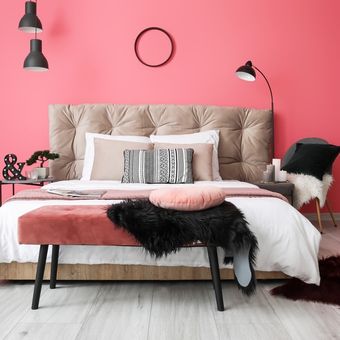 Ilustrasi kamar tidur dengan dinding warna merah muda.