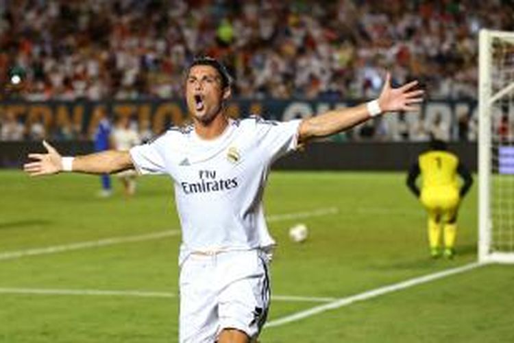 Bintang Real Madrid, Cristiano Ronaldo, melakukan selebrasi usai mencetak gol ke gawang Chelsea di final International Champions Cup di Miami, Rabu (7/8/2013). Ronaldo cetak dua gol untuk membawa Madrid menang 3-1.