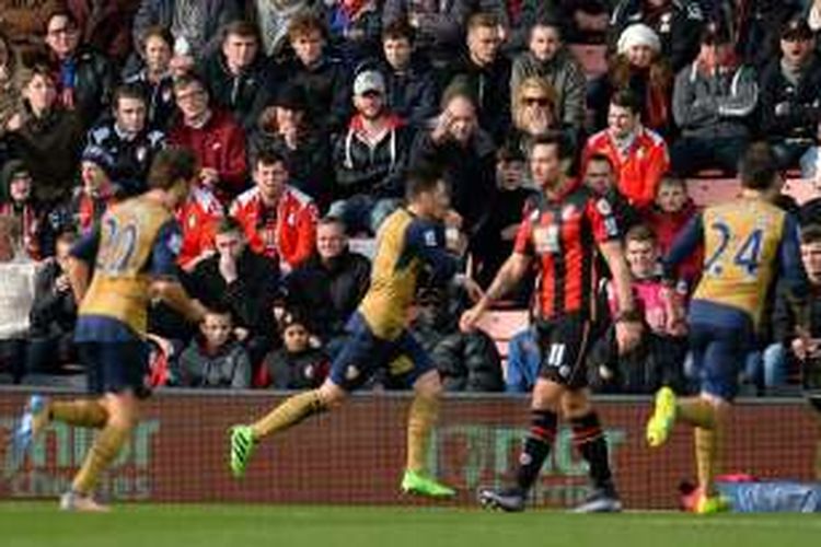 Gelandang Arsenal, Mesut Oezil (tengah) melakukan selebrasi usai membobol gawang AFC Bournemouth, pada laga Premier League di Stadion Vitality, Minggu (7/2/2016).