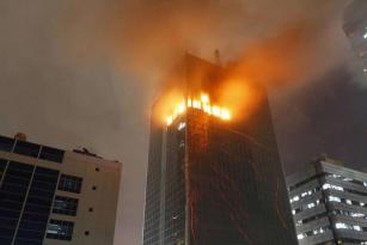 Kebakaran di Wisma Kosgoro, Jalan MH Thamrin, Jakarta Pusat, Senin (9/3/2015) pukul 18.30. Foto kiriman Setyo Adi Nugroho