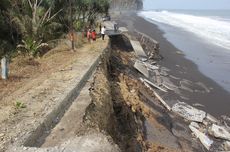 Diterjang Abrasi, Jalan Penghubung Dua Kecamatan di Lumajang Terputus