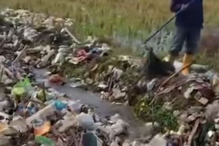 Camat Wonomulyo Ungkap Asal Sampah yang Penuhi Saluran Irigasi Nepo