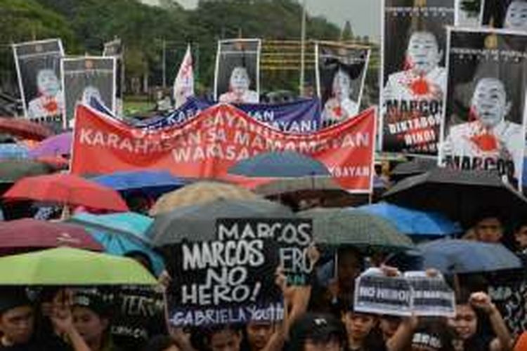 Ribuan warga Manila turun ke jalan pada Jumat (25/11/2016) untuk menentang keputusan pemerintah yang mengizinkan jasad mantan diktator Ferdinand Marcos dikebumikan di taman makam pahlawan.