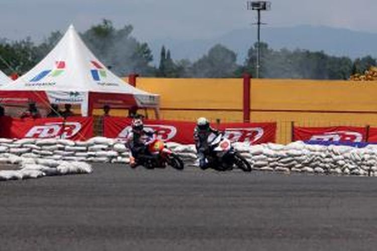 Juara kelas YCR 1 Seri 1 Yamaha Cup Race 2014 Fedri Efendi (98-Yamaha Yamalube NHK Ridlatama) memacu Jupiter Z1 di sirkuit GOR Satria Purwokerto.