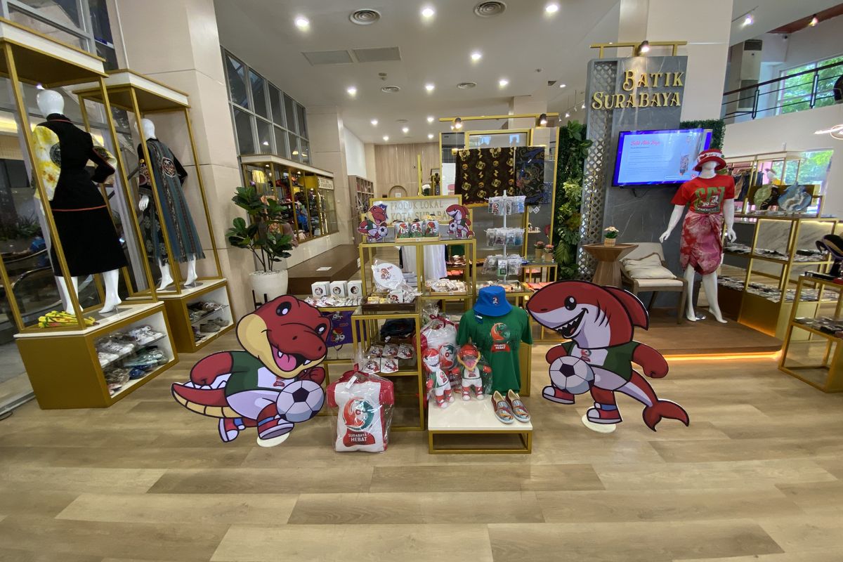 Suvenir tema Piala Dunia U-17 di Surabaya Kriya Gallery Siola, Kamis (9/11/2023)