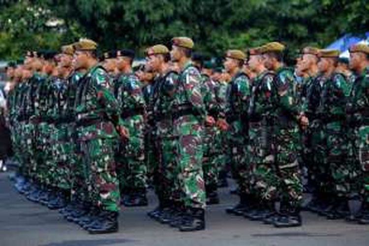 Upacara gelar pasukan Operasi Ramadniya 2016 di lapangan Polda Metro Jaya, Jakarta, Kamis (30/6/2016). Operasi gabungan TNI, Polri, dan instansi terkait lainnya tersebut untuk pengamanan perayaan Idul Fitri 1437 H termasuk arus mudik dan balik Lebaran.