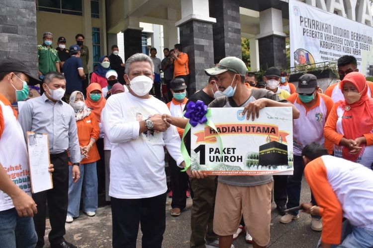 Nabekri (48), seorang sopir truk asal Desa Kuala Dua, Kecamatan Sungai Raya, Kabupaten Kubu Raya, Kalimantan Barat (Kalbar) tak pernah membayangkan keinginannya untuk menjalankan ibadah suci di Mekah, Arab Saudi, terwujud. Bahkan, dia tak menyangka, keinginan itu terwujud melalui vaksinasi Covid-19 yang dia ikuti. Saat dinyatakan sebagai pemenang, Nabekri tengah membawa mobil truknya mengangkut pasir dan kaget saat dihubungi melalui telepon.