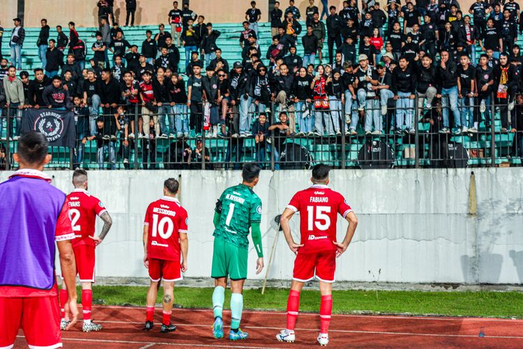 Pemain Persis Solo menyambangi suporter mereka, Pasoepati, yang kecewa usai Persis kalah 2-3 dari Dewa United di Stadion Moch Soebroto, Senin (25/7/2022).