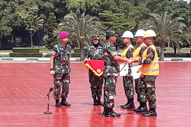 Panglima TNI Marsekal Hadi Tjahjanto memberikan piagam kepada tiga personel Satgas Garuda RI yang berlangsung di Plaza Mabes TNI, Cilangkap, Jakarta, Jumat (6/3/2020).