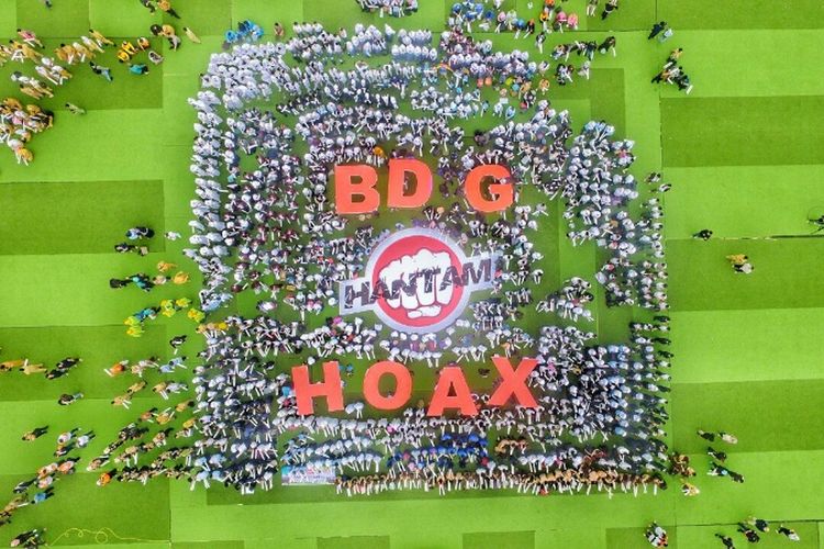 Warga Bandung saat membentu koreo bertuliskan Bandung Hantam Hoax di Alun-alun Bandung, Senin (20/2/2017). Foto: Humas Pemkot Bandung