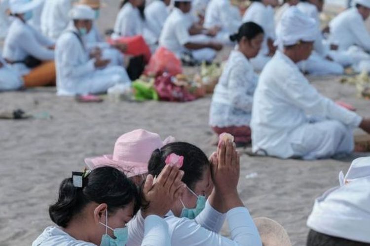 Upacara penyucian menjelang Nyepi, melasti, tetap dilaksanakan meski dibatasi. 