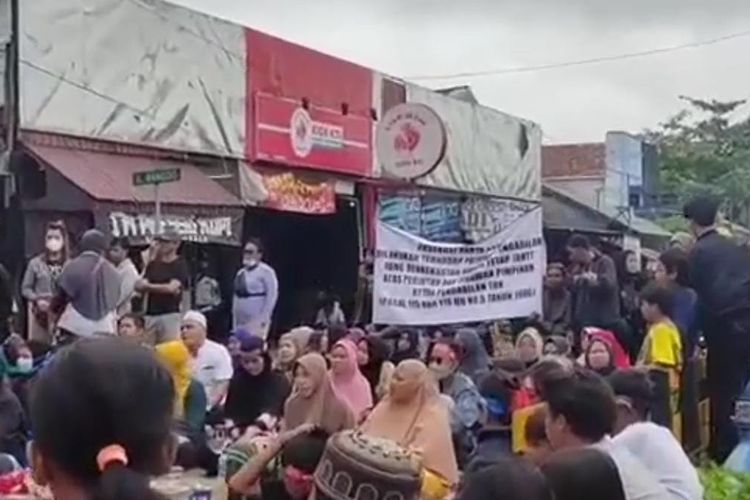 Warga berkumpul di depan Pasar Batuah Banjarmasin, menolak pembongkaran yang akan dilakukan oleh Pemkot Banjarmasin, Sabtu (18/6/2022). 