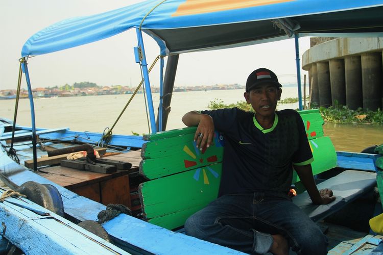 Marzuki (39) salah satu pengemudi perahu ketek di kawasan Sungai Musi Palembang sangat merasakan dampak dari kabut asap. Akibat kabut asap tersebut, penghasilan hariannya menjadi berkurang karena sepi penumpang.