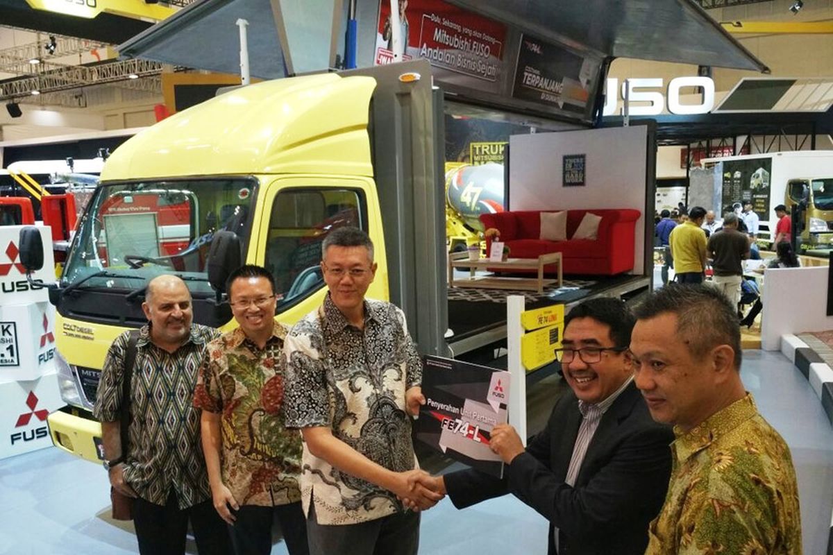 Penyerahan Colt Diesel terpanjang di dunia, kepada konsumen pertama di GIIAS 2017.