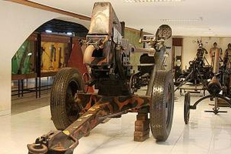 Pengunjung melihat-lihat alat utama sistem persenjataan Tentara Nasional Indonesia yang dipajang di ruang senjata, Museum Satria Mandala, Jakarta, Sabtu (20/6/2015). Museum itu dahulu adalah Wisma Yaso, rumah pemberian Soekarno untuk istrinya, Ratna Saridewi Soekarno. Di rumah itu, Soekarno menghabiskan waktu 17 bulan dalam kondisi sakit dan sepi, sebelum meninggal pada 21 Juni 1970.