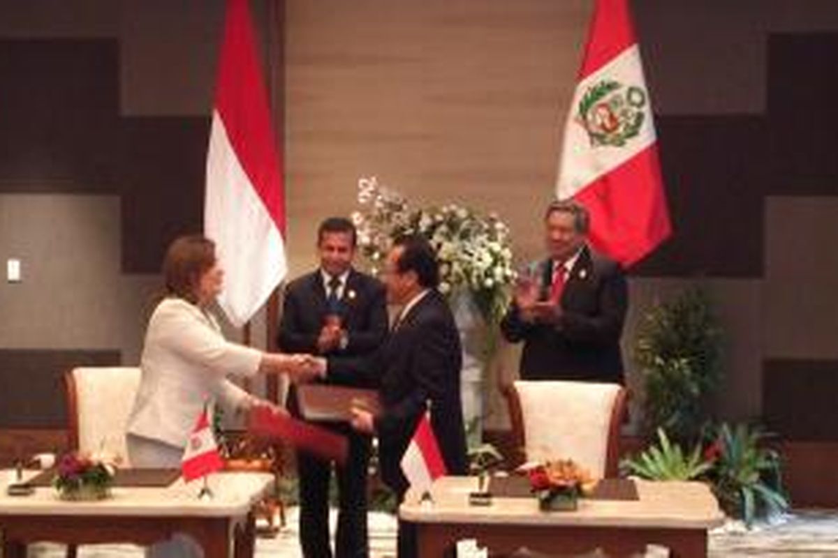 Menteri Pertanian Suswono dan Menteri Luar Negeri Peru Eda Rivas saat penandatangan MoU bidang pertanian disaksikan oleh Presiden kedua negara, di sela-sela KTT Kerjasama Ekonomi Asia Pasifik (APEC) di Bali, Senin (7/10/2013).