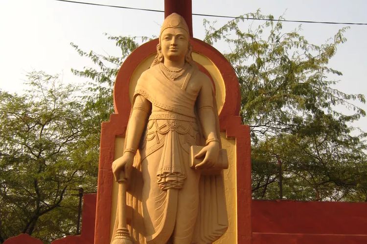 Patung Chandragupta Maurya di salah satu kuil di India.