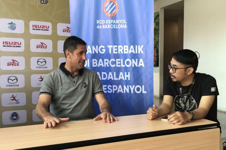 Joan Capdevila yang mengantar Spanyol menjuarai Piala Dunia 2010 kala melakukan wawancara eksklusif bersama KOMPAS.com di Century Park Hotel, Senayan, Jakarta, Sabtu (28/10/2023).