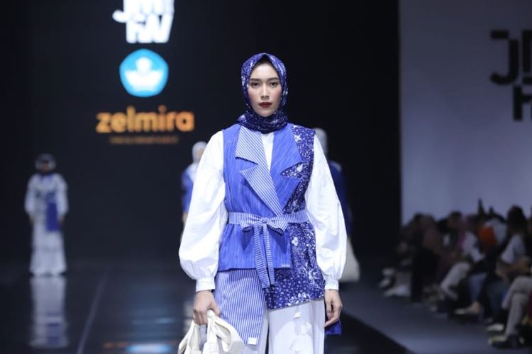 Koleksi Saeba, yang dikerjakan oleh siswa-siswi SMK NU Banat Kudus dan ditampilkan di JMFW 2024