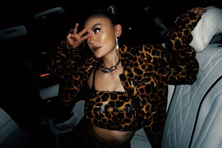 Penampilan modis ala Agnez Mo di berbagai kesempatan.