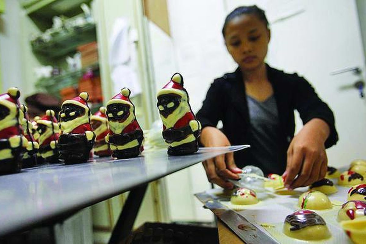 Karyawan mengemas cokelat berbentuk Santa di rumah produksi cokelat L�telier Du Chocolat di kawasan Meruya Selatan, Jakarta Barat, Selasa (6/12). Tempat tersebut memproduksi sekitar 30 bentuk cokelat terkait perayaan Natal yang dipasarkan ke sejumlah pusat perbelanjaan di Jakarta. Cokelat berbentuk Santa ukuran tinggi 20 sentimeter, misalnya, dijual  Rp 150.000 per buah.