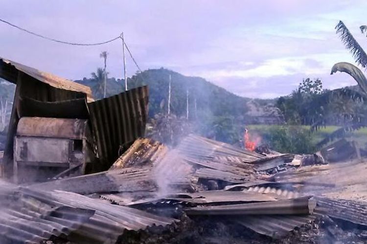 Rumah milik Ramin Pohantalo dan orang tuanya tak tersisa dilalap api. Diduga api berasal dari puntung rokok milik Ramin yang tidak dmatikan saat ia meninggalkan rumah