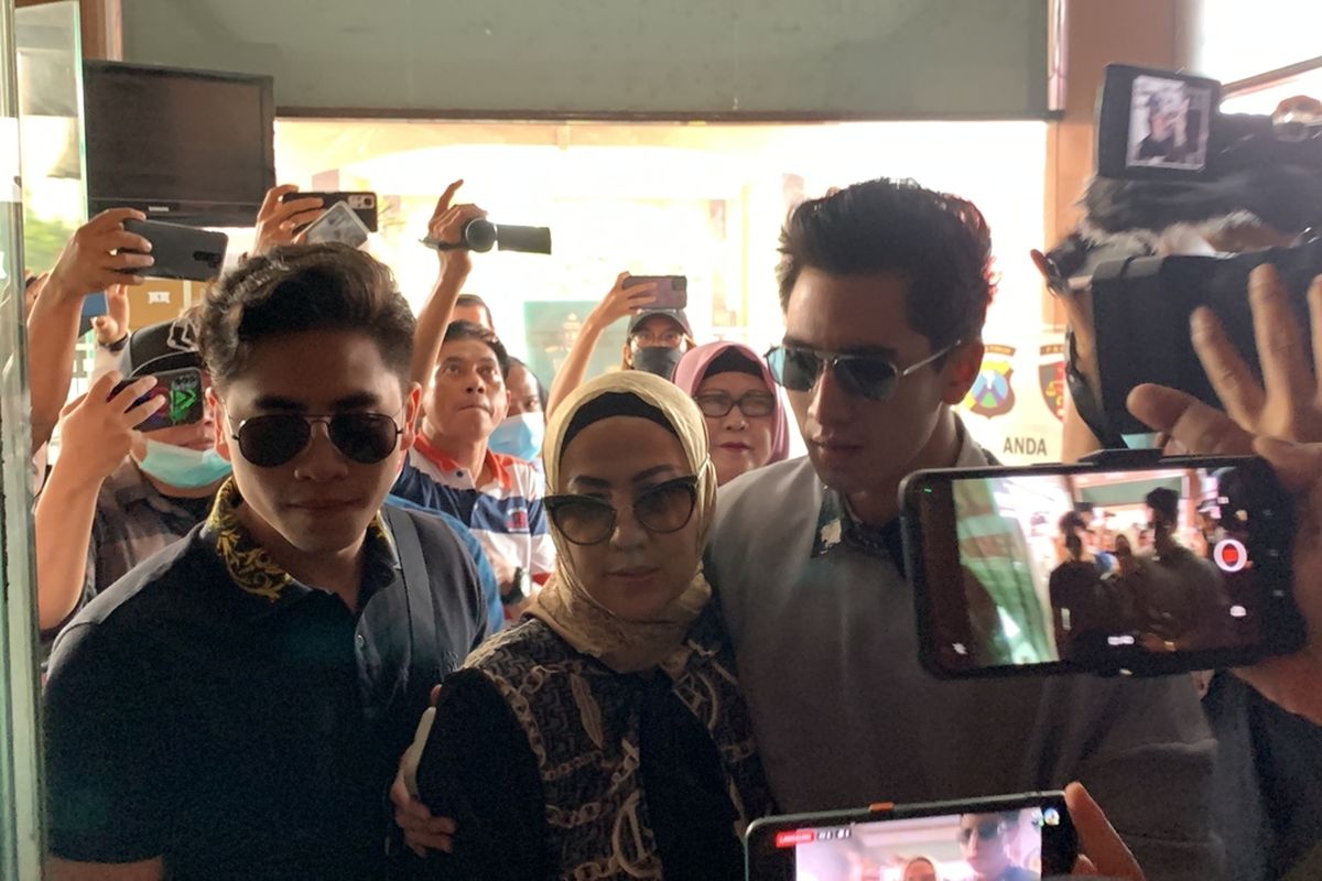Venna Melinda hadiri pemeriksaan di Mapolda Jatim, Kamis (12/1/2023).