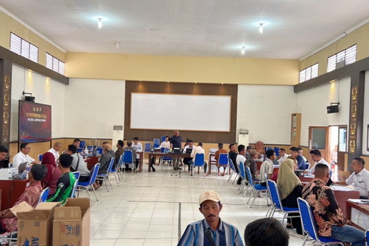 Para saksi yang diperiksa penyidik Polda Lampung untuk mengusut dugaan korupsi bendungan nasional di Lampung Timur, Kamis (19/1/2023). Kerugian negara mencapai Rp 50 miliar dari korupsi ini.