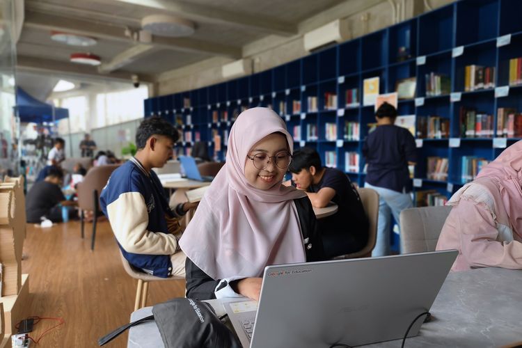 Potret pengunjung di perpustakaan yang ada di Taman Literasi, Blok M, Jakarta Selatan, Senin (30/6/2025). 