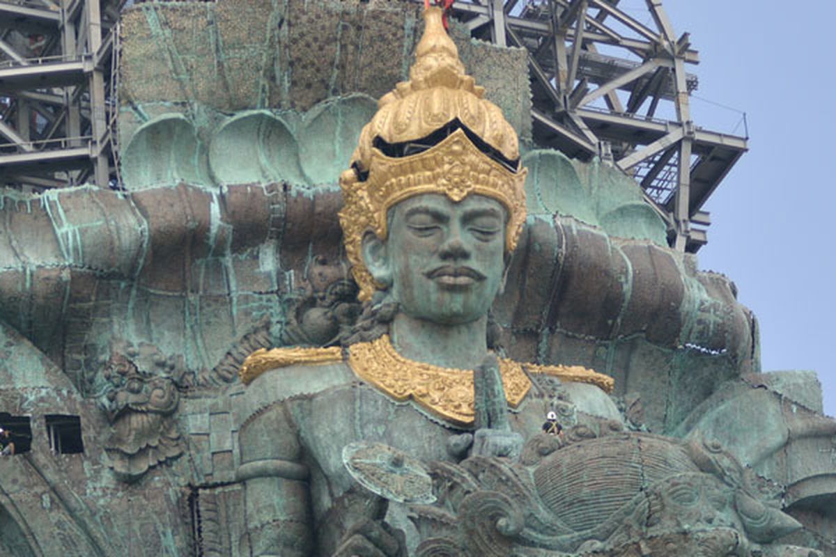 Pekerja menggarap pemasangan Mahkota Dewa Wisnu yang merupakan bagian dari Patung Garuda Wisnu Kencana (GWK) di Ungasan, Badung, Bali, Minggu (20/5/2018). Mahkota Dewa Wisnu tersebut merupakan modul ke-529 dari total 754 modul yang terpasang di patung setinggi 121 meter yang ditargetkan selesai pada Agustus 2018.