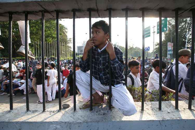 Demonstrasi menolak Rancangan Kitab Undang-Undang Hukum Pidana (RKUHP) dan Undang-Undang Komisi Pemberantasan Korupsi (UU KPK) berakhir ricuh di tol dalam kota, Slipi, Jakarta Barat, Senin (30/9/2019). Akibat kericuhan ini tol dalam kota di kawasan Slipi lumpuh total.