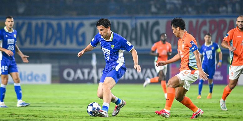 Aksi Thom Haye dalam laga leg kedua 16 besar AFC Champions League Two 2025-2026 Persib vs Ratchaburi di Stadion Gelora Bandung Lautan Api, Rabu (18/2/2026).