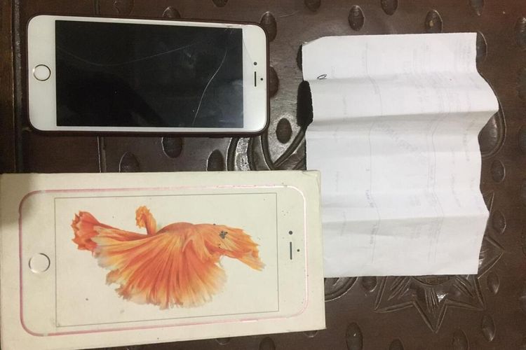 Barang bukti ponsel iPhone 6S plus milik Nurrohmn Wahid (19) warga Kalurahan Donomulyo, Kapanewon Nanggulan, Kabupaten Kulon Progo, Daerah Istimewa Yogyakarta.