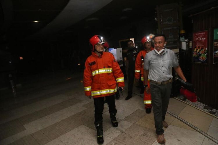Wali Kota Surabaya Eri Cahyadi saat turun langsung mengatasi kebakaran yang terjadi di Tunjungan Plaza, Surabaya, Jawa Timur, Rabu (13/4/2022) malam.