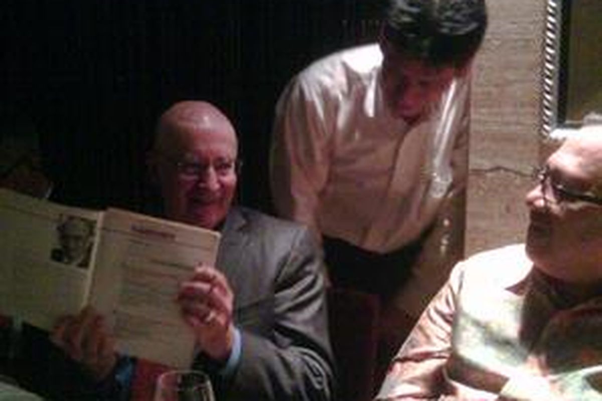 Prof. Philip Kotler (kiri) menujukkan karyanya yang diterbitkan tahun 1983 yang baru saja dibubuhi tandatangannya. Lukas Widjaja, Pemimpin Perusahaan PT Kompas Media Nusantara (tengah) dan disaksikan pula Direktur Jenderal Pemasaran Depbudpar Sapta Nirwandar (kanan).