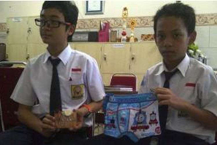 Dua siswa SMPN 6 Surabaya menciptakan celana dalam anti kekerasan seksual. 