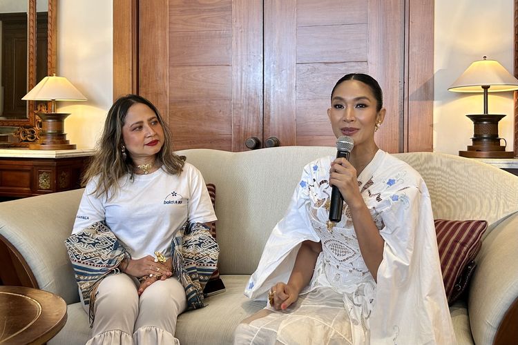 (Kiri ke kanan) EVP Corporate Communication & Social Responsibility BCA Hera F. Haryn dan Co-Founder and Creative Conceptor TULOLA Happy Salma dalam Press Conference TULOLA: Reflection of Lights di The Dharmawangsa, Jakarta Selatan, Jumat (28/11/2025).