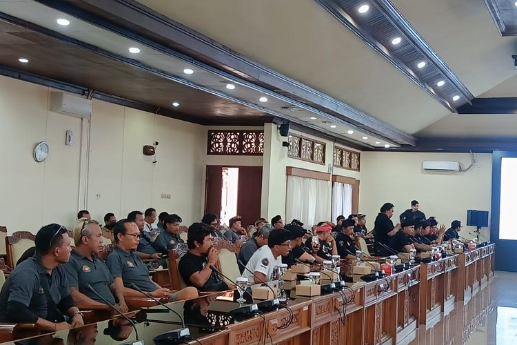 Perda Angkutan Pariwisata Bali Ditolak Pusat, Driver Minta DPRD Cari Solusi