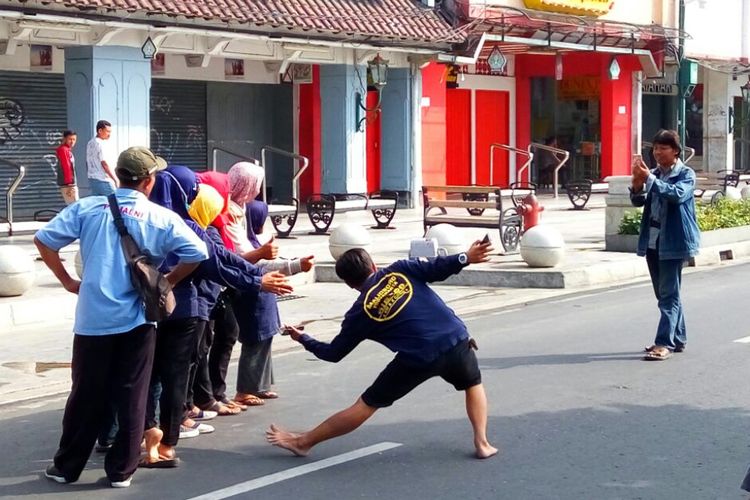 Warga masyarakat saat berswafoto di Jalan Malioboro