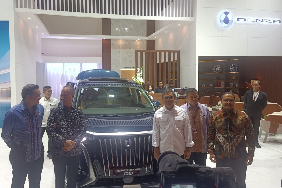 Menteri Perindustrian Republik Indonesia (RI) Agus Gumiwang Kartasasmita di booth Denza IIMS 2025