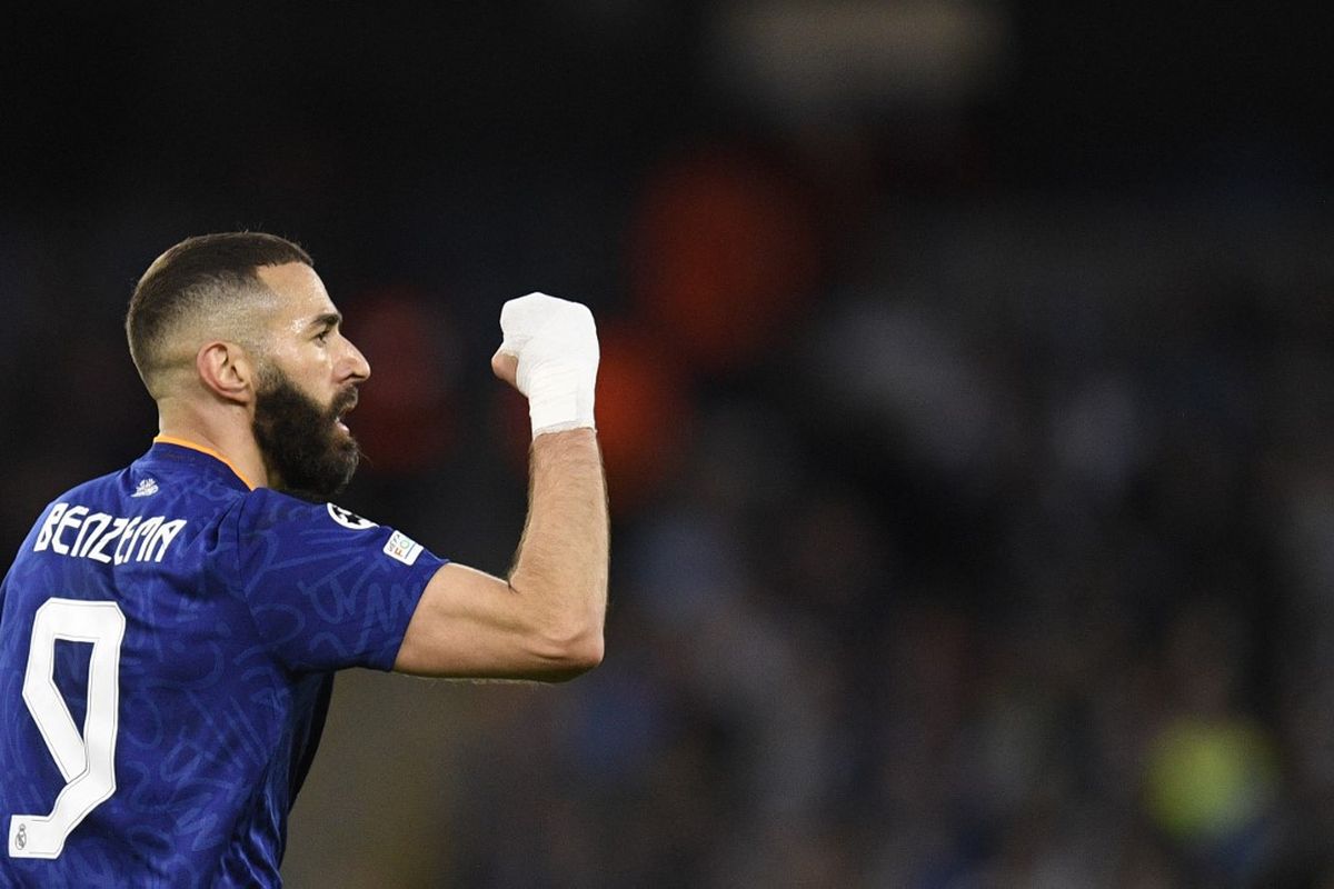 Penyerang Real Madrid, Karim Benzema, merayakan gol ke gawang Manchester City pada laga leg pertama semifinal Liga Champions, Rabu (25/4/2022).