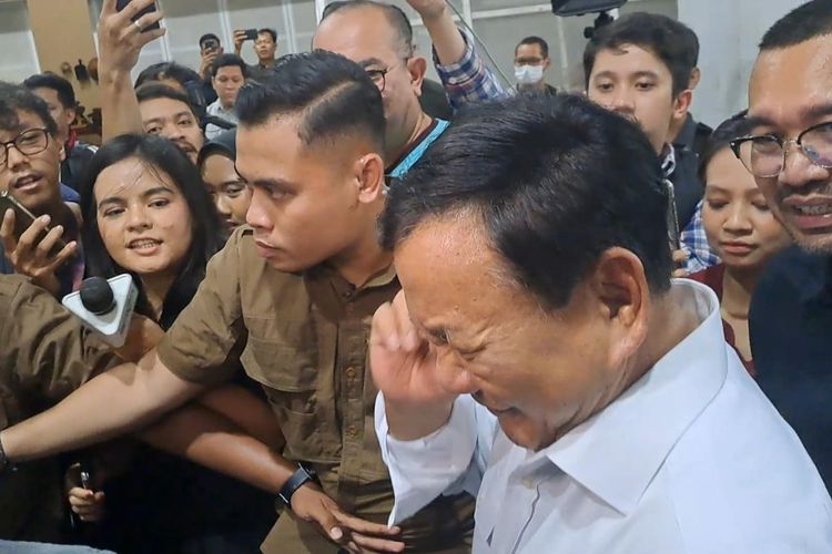 Capres nomor urut 2 Prabowo Subianto saat ditemui di Stadion Utama Gelora Bung Karno, Jakarta, Senin (8/1/2024). 