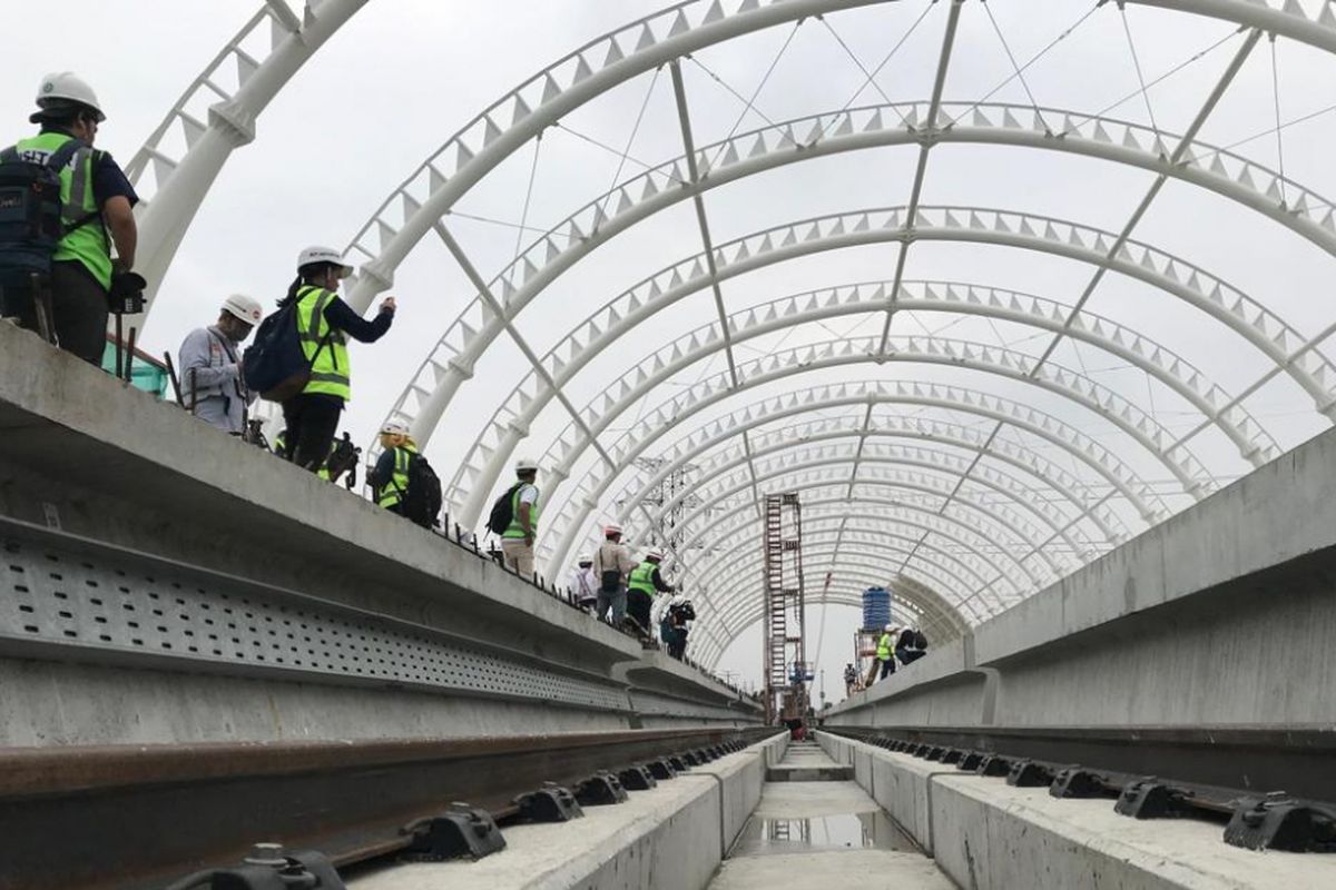 Pengerjaan proyek pembangunan Stasiun LRT Taman Mini pada Senin (14/1/2019).
