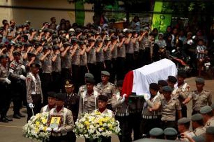 Upacara penghormatan kepada Bripka Sukardi sebelum dibawa ke TPU Kemiri di Asrama Brimob Polri, Cipinang, Jakarta Timur, Jakarta Timur, Rabu (11/9/2013). Bripka Sukardi ditembak di depan gedung Komisi Pemberantasan Korupsi saat sedang mengawal truk, Selasa malam.